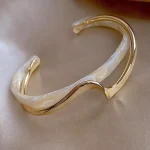 دستبند مینیمال طلایی و سفید طرح موج